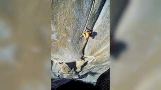 Alexander Huber klettert in steiler Felswand