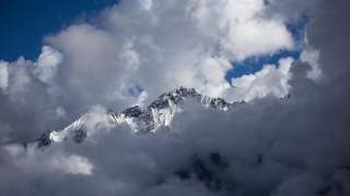 Bergkette mit Himmel und Wolken