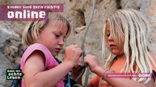 Zwei Mädchen mit einem Seil an einer Felswand
