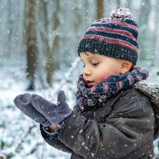 Kleiner Junge im Schnee