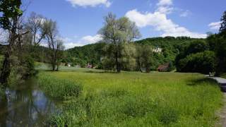Der Donauradweg führt durch eine kleinen Weiler