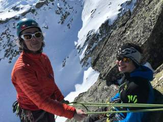 Rita Christen mit ihrem Sohn am Berg beim Klettern.