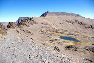 Ausblick auf karge Sierra Nevada mit kleinem See
