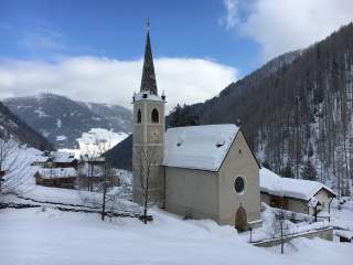 Kapelle in kleinem Bergdorf im Winter