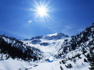 Winterlandschaft mit Berg im Sonnenschein