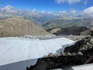 Eine Plane soll den Gletscher am Gemsstock in Andermatt schützen.