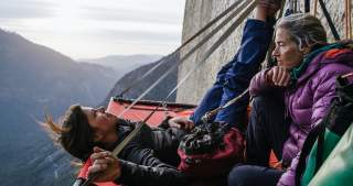 Nina Caprez (li.) und Lynn Hill pausieren im Portaledge mehrere hundert Meter über dem Boden an der 