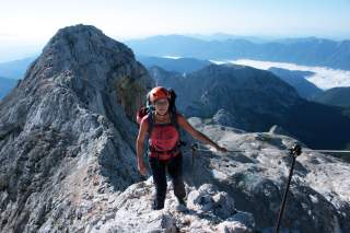 Frau auf Grat Richtung Triglav Gipfel