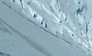 In einer ewig langen Schlange stehen hunderte Menschen an und wollen in der Lhotse-Flanke zum Mount Everst.