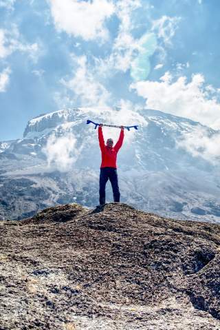 Thomas Lämmle mit Krücken auf dem Kilimanjaro