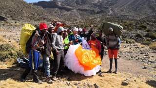 Thomas Lämmle mit Gleitschirm am Fuß des Kilimanjaro