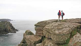 Paar auf einer Klippe in Cornwall