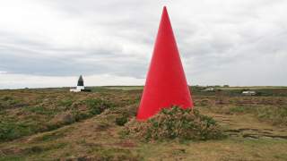 Farbige Pylonen an der Küste Cornwalls