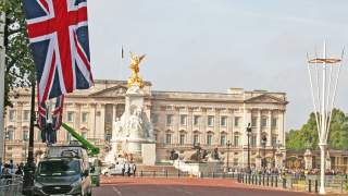 Menschenmenge trauert vor dem Buckingham Palace zum die Queen