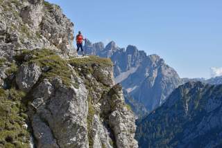 Wanderin auf Bergpfad mit Panoramablick