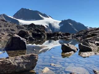 Bergsee vor Gipfeln und Gletscher