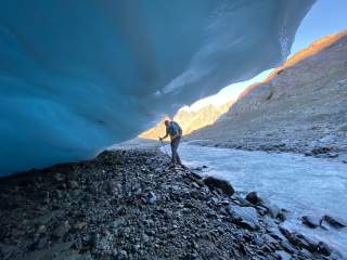 Wanderer an Gletscherwand