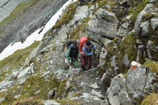 Zwei Wanderer am Drahtseil Richtung Galtenscharte.