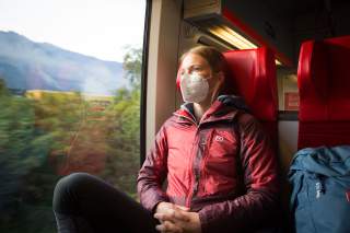 Lena Müller sitzt im Zug und ist auf dem Weg zum Klettern.