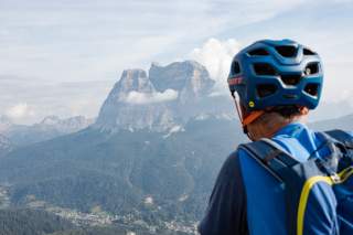 Ein Mountainbiker blickt in Richtung Civetta Wand