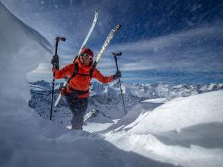 Skibergsteigerin auf dem Weg zum Gipfel
