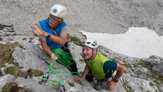 Zwei ältere Männer beim Klettern am Fels