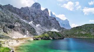 Beliebtes Ausflugsziel auch für Tageswanderer ist der glitzernde Lago di Coldai vor der gewaltigen Kulisse der Civetta-Gipfel. Foto: Joachim Chwaszcza