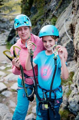 Klettersteigsets mit kleineren Karabinern können Kindern das Handling erleichtern. Foto: DAV/Hans Herbig