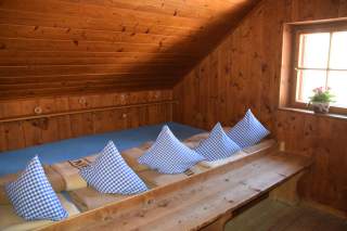 Matratzenlager in Berghütte