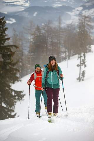 Zwei Menschen auf Skitour am Berg