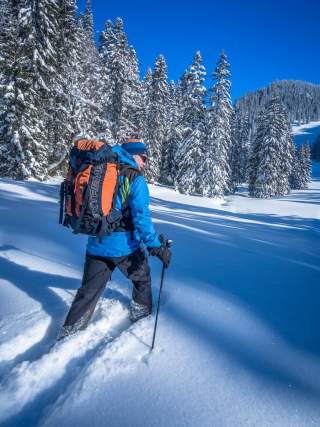 Winter-Wandern geht am besten mit Schneeschuhen. Foto: DAV/Silvan Metz
