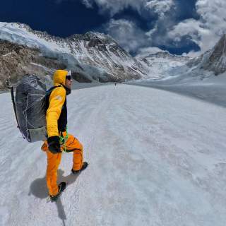 David Göttler beim Anstieg am Everst, rundherum Eis und freie Fläche Richtung Gipfel.