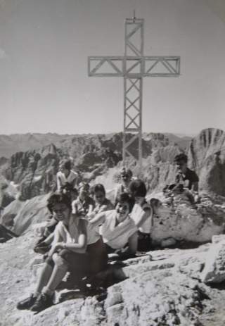 Historisches Foto von Bergsteigerinnen am Gipfelkreuz