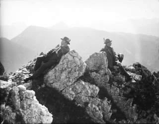 Historisches Foto zweier Wanderer am Gipfel