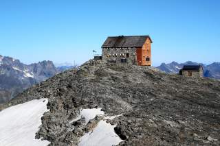 Berghütte in felsigem Gelände