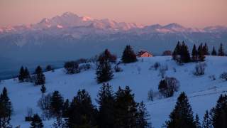 Rosa Sonnenuntergang über dem Mont Blanc.