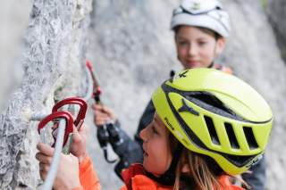 Für Kinder sind Klettersteige toll – wichtige Sicherheitsaspekte muss man unbedingt beachten. Foto: DAV/Birgit Gelder