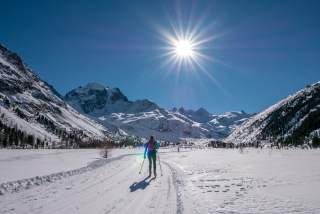 Langläuferin im Val Roseg bei strahlender Sonne.