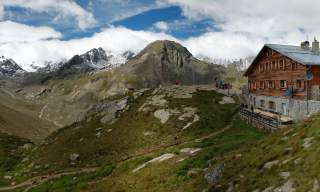 Hütte in Berglandschaft