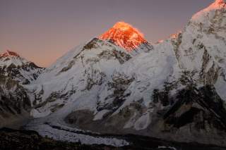 Mount Everest mit Khumbu-Eisbruch