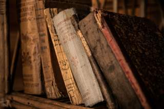 Historische Bücher in Regal