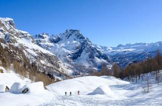 Drei Menschen auf Skitour in winterlicher Bergkulisse