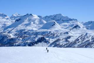 Zwei Menschen auf Skitour in verschneiter Berglandschaft