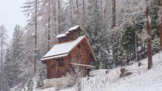 Kleine Holzkapelle im Schneegestöber