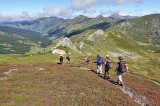 Wandergruppe geht im Dreiländereck Albanien, Kosovo, Montenegro bergab
