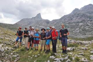 Wandergruppe macht ein Foto vor dem Berg Arapi