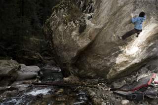 Christoph Finkel an einem Boulderblock  im Zillertal