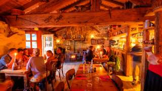 Verkehrte Welt: Das Restaurant Bergerie in Les Prioux erinnert an eine Berghütte… Foto: Iris Kürschner