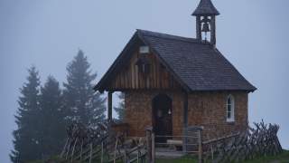 Die Rellseck-Kapelle ist klein und mit ganz vielen Holzschindeln verziert. Rundherum ist Nebel.