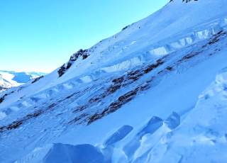 Alter Schneebrettanriss an der Ostflanke der Kesselspitze in den Stubaier Alpen.